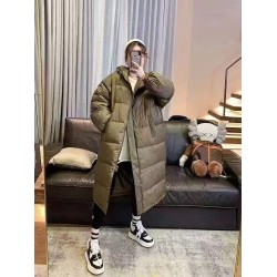 Clearance sale of overstock garments: down jackets, T-shirts, hoodies, fleece-lined tops and other apparel from various brands at low prices.